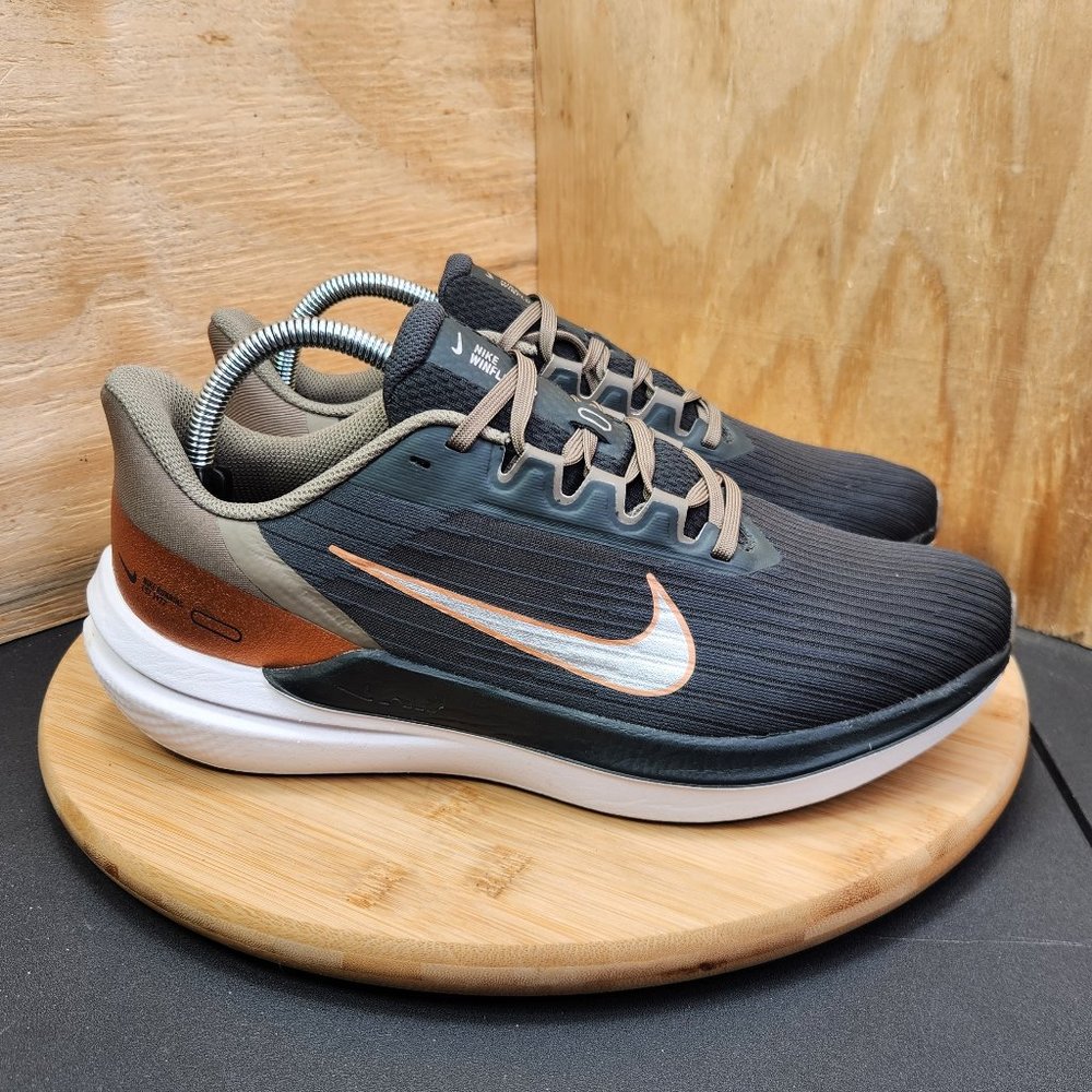 nike womens gold running shoes